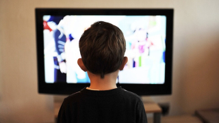 A WHO szerint kétéves kor előtt semmilyen képernyőt ne nézzenek passzívan a gyerekek