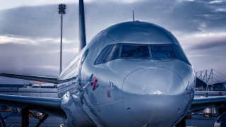 A Starlink-el szövetkezik az United Airlines; Apple újításai a WiFi megosztásban