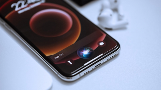 Az EU-ban választási lehetőség nyílik az iPhone hangasszisztenseit illetően